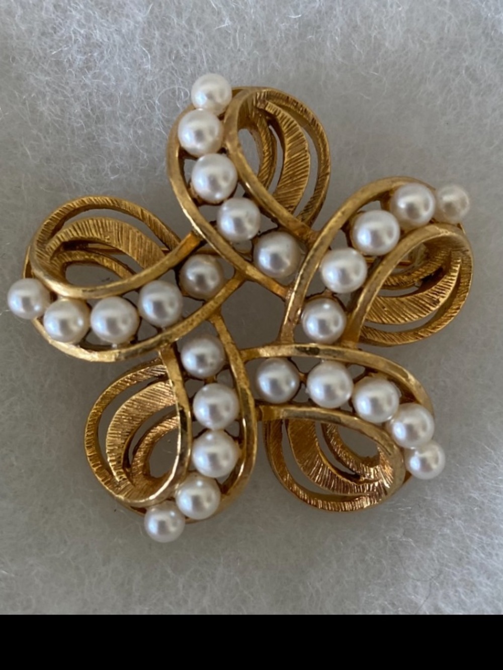 Vintage Lisner Brooch Pearl on gold EUC